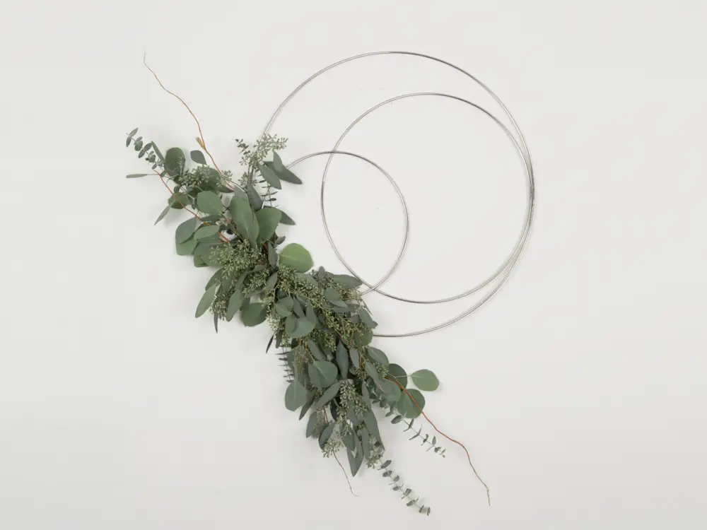 A-Minimalist-Modern-Wreath-For-your-holiday-decorating-made-with-Silver-macrame-hoops