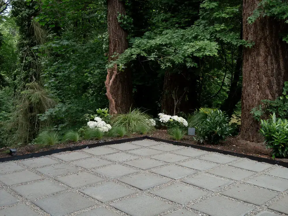 Modern Patio With Pavers Pea Gravel, How To Make A Patio Stone