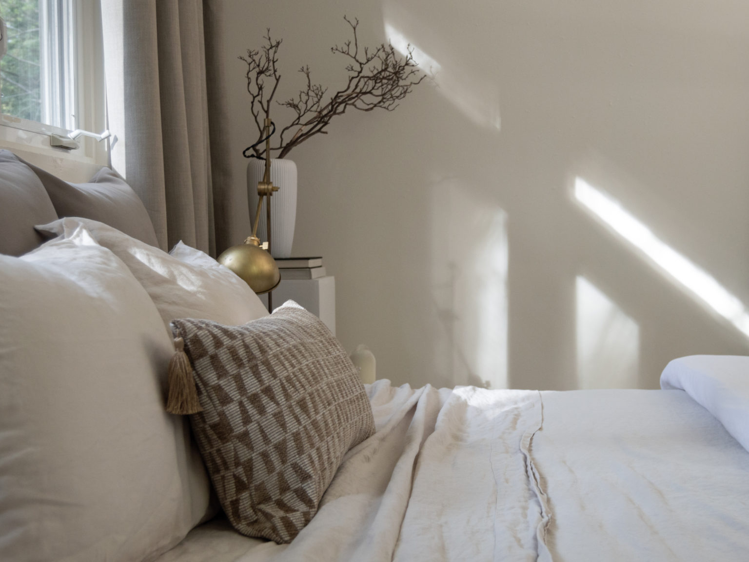 5 Tips For Decorating with Different Shades of White & Cream The