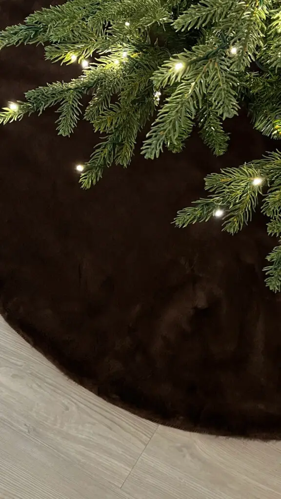 How to Make A DIY Faux Fur Christmas Tree Skirt With A No-Sew Option